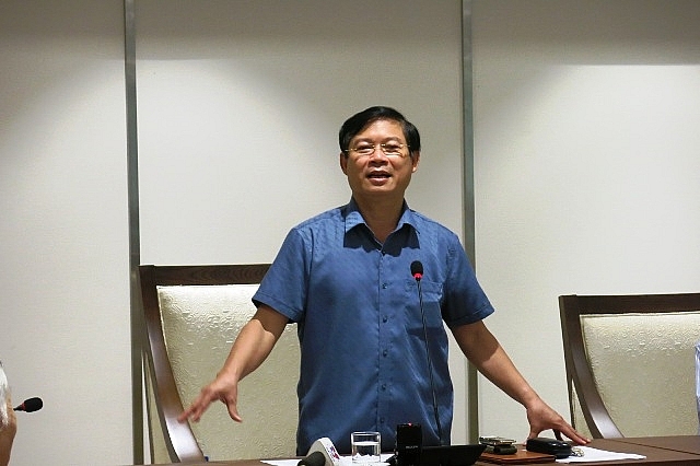 Phó trưởng Ban Tuyên giáo Thành ủy Hà Nội Phạm Thanh Học thông tin tại Hội nghị giao ban báo chí chiều 8-9 .