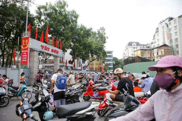 Ách tắc giao thông tái diễn trước cổng các trường học đầu năm học mới ở Hà Nội. Ảnh: Trọng Tài/TPO.  