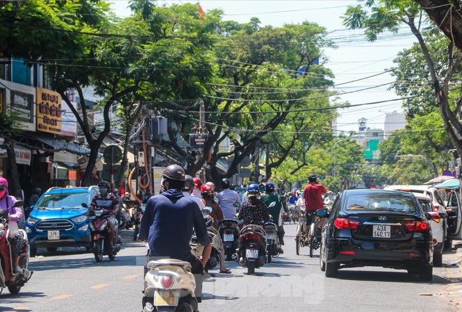 Nhịp sống của Đà Nẵng đang dần sôi động trở lại sau khi thành phố nới lỏng các biện pháp giãn cách xã hội trong phòng chống dịch bệnh Ảnh: Nguyễn Thành  