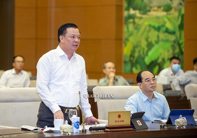 Bộ trưởng Đinh Tiến Dũng báo cáo tại phiên họp Ủy ban Thường vụ Quốc hội