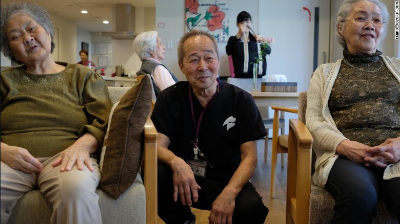 Ông Tasaka, 70 tuổi là nhân viên chăm sóc ở viện dưỡng lão Cross Hearts, Yokohama, Nhật Bản.