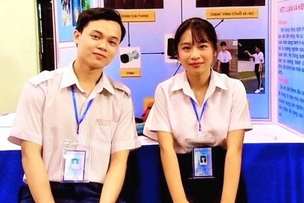 Đào Thiên Long và Nguyễn Thị Hương Giang tại cuộc thi Khoa học kỹ thuật cấp quốc gia cho học sinh trung học (Ảnh:NVCC)