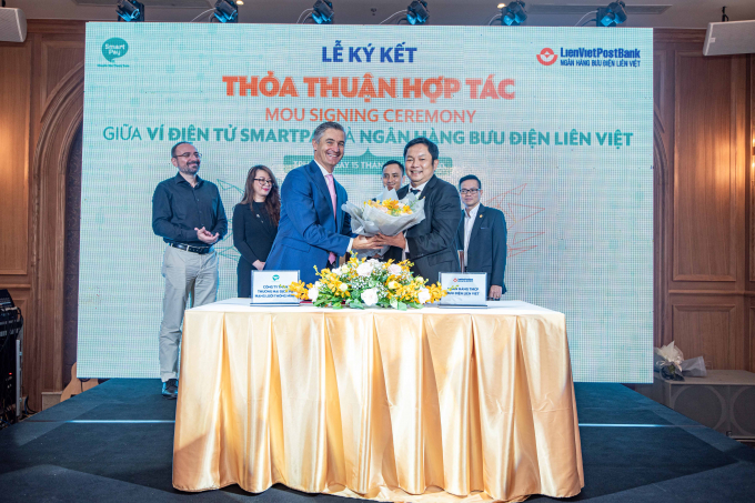 Chủ tịch SmartPay tặng hoa cho Chủ tịch Lien Viet Post Bank.