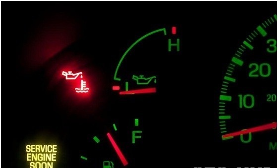 Thông thường, đèn cảnh báo áp suất dầu bôi trơn trên bảng táp-lô sẽ sáng lên khi chiếc xe thiếu dầu . Ảnh: Viet Q