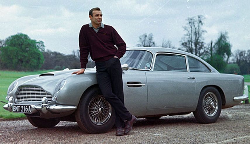 Điệp viên 007 bên chiếc Aston Martin DB5 1964. Ảnh: Popularmechanics.