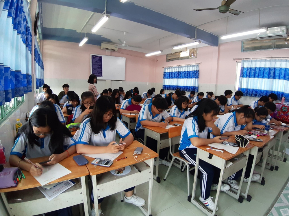 Trường THPT Trần Hữu Trang thí điểm cho học sinh làm bài thi trên điện thoại máy tính hồi tháng 10/2020 (Ảnh: Khánh Hòa)