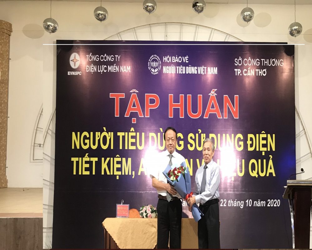 Đại diện Tổng Cty Điện lực Miền Nam và Chủ tịch Hội Bảo về Người tiêu dùng Việt Nam trao hoa tại buổi tập huấn  