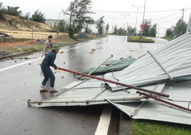 Mái tôn ở hàng quán ven biển tỉnh Quảng Bình bị gió bão đánh bay.    