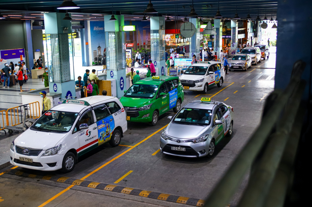 Các hãng taxi truyền thống được đón khách tại làn D ở tầng trệt vì đã ký hợp đồng nhượng quyền khai thác vận tải hành khách với sân bay. Ảnh: Quỳnh Danh.  