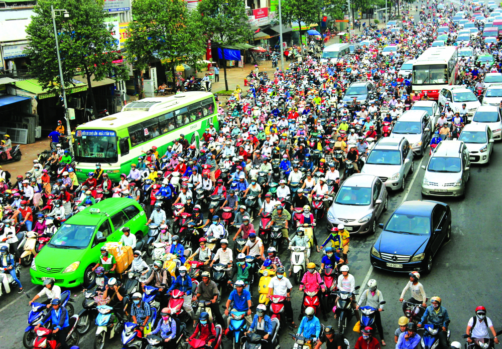 Xe buýt ở TPHCM chưa phát triển vì phần đông người dân chọn xe máy làm phương tiện chính - Ảnh: Đỗ Minh  