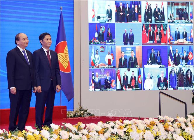 Thủ tướng Nguyễn Xuân Phúc, Chủ tịch ASEAN 2020 và Bộ trưởng Bộ Công Thương Trần Tuấn Anh và các nước tham dự Lễ ký Hiệp định Đối tác Kinh tế Toàn diện Khu vực RCEP, sáng 15/11/2020. Ảnh: Thống Nhất/TTXVN  