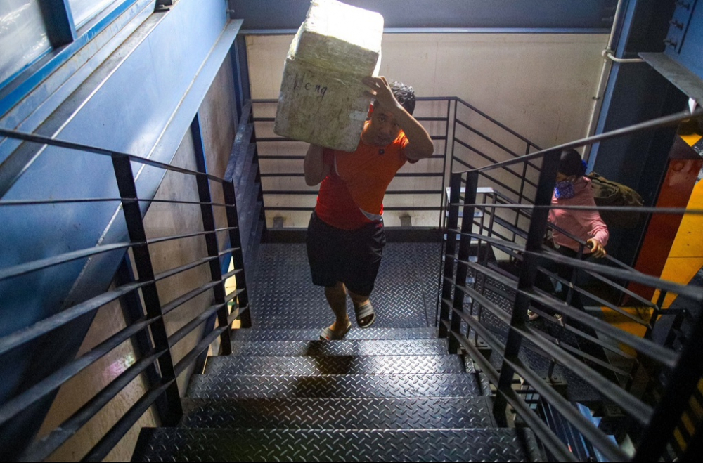 Hành khách phải vác hành lý lên cầu thang ở sân bay Tân Sơn Nhất. Ảnh: Quỳnh Danh.