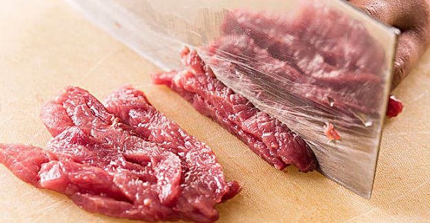 Để món thịt bò xào mềm, ngon không bị dai, trước hết bạn cần chọn được miếng thịt bò ngon.  