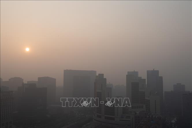 Khói mù ô nhiễm bao phủ bầu trời Bắc Kinh, Trung Quốc ngày 18/1/2020. Ảnh: AFP/TTXVN  