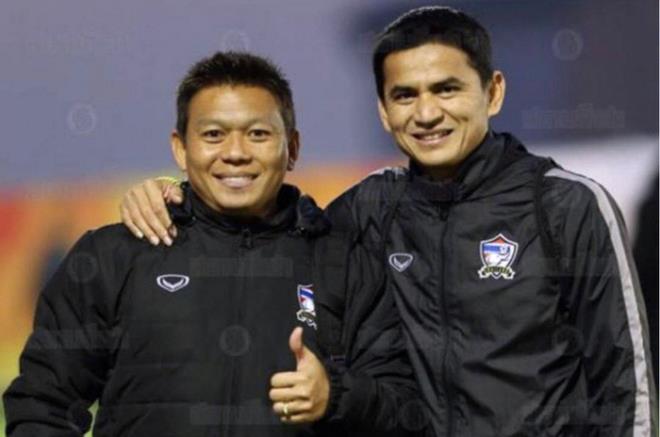 Trợ lý Abhisit Khai Kaew và HLV Kiatisak khi còn làm việc ở ĐT Thái Lan.    