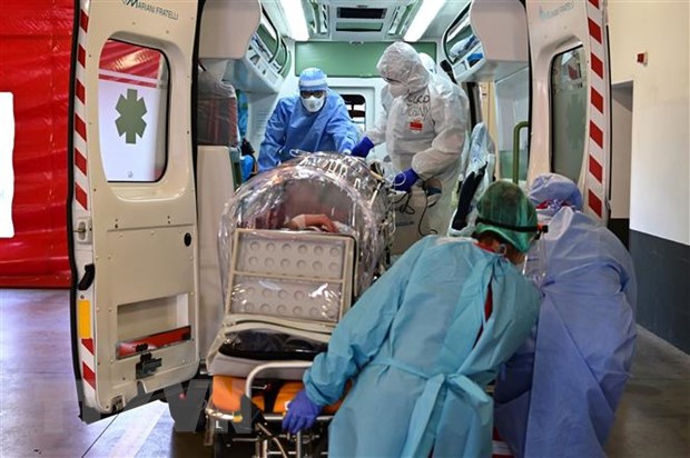 Nhân viên y tế chuyển bệnh nhân nhiễm COVID-19 tới bệnh viện ở Varese, Italy. (Ảnh: AFP/TTXVN)  