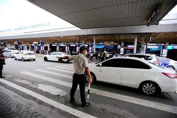 Mới đây sân bay Tân Sơn Nhất phân luồng điểm đón khách cho xe taxi và xe công nghệ. Theo phản ánh của khách đặt xe công nghệ, điểm đón xe không thuận tiện vì họ phải đi bộ khá xa. Ảnh: TTXVN