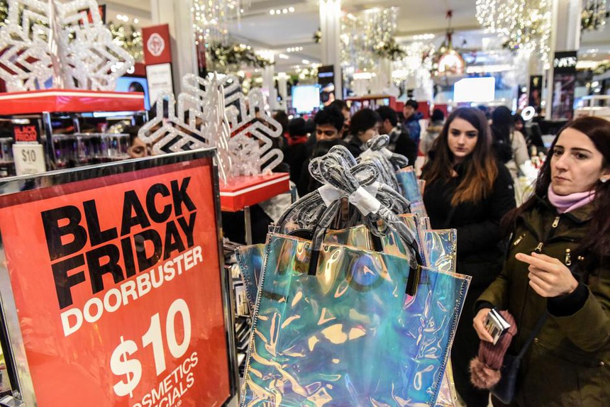Ngày Black Friday ra đời từ tình trạng kẹt xe khủng khiếp khi người Mỹ đổ xô xuống phố để mua sắm, sửa soạn cho dịp Noel. Ảnh: Reuters.