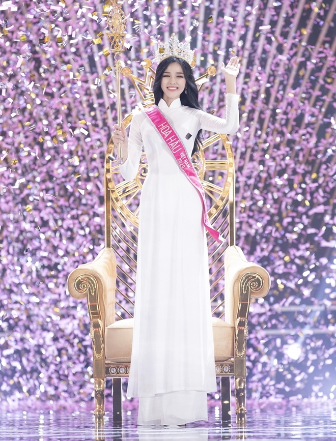 Khoảnh khắc đăng quang của Đỗ Thị Hà trong đêm chung kết Hoa hậu Việt Nam 2020.  