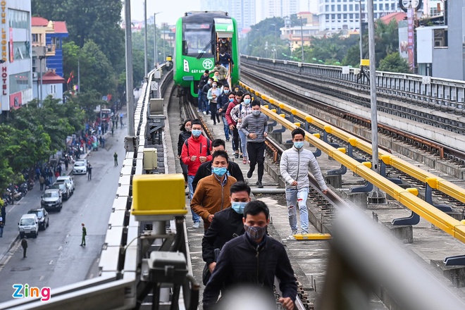 Nhân viên Hanoi Metro diễn tập sơ tán hành khách khi đoàn tàu gặp hỏa hoạn. Ảnh: Việt Linh.  