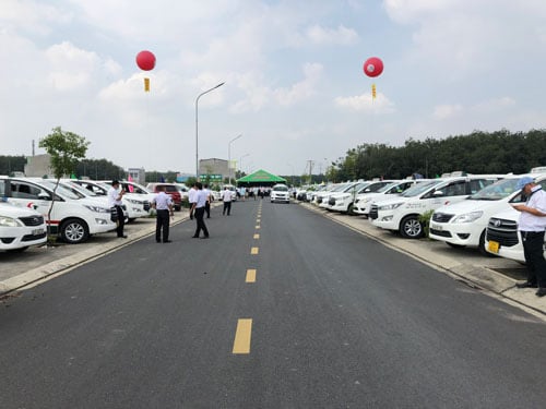 Gần 70 chiếc taxi được Công ty Đại Thiên Lộc huy động để đưa khách từ TP HCM xuống Đồng Nai dự một buổi mở bán đất nền. Ảnh: THÀNH ĐỒNG    