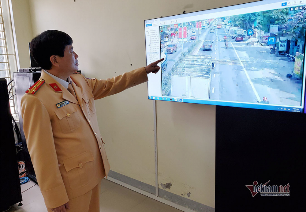 Thượng tá Nguyễn Nam Hồng - Phó trưởng Phòng CSGT Công an tỉnh Nghệ An ở phòng quan sát camera trực tiếp. Ảnh: Quốc Huy  