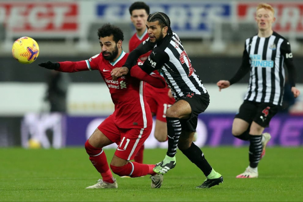 Thiago trở lại nhưng không thể giúp Salah và các cầu thủ trên hàng công Liverpool có dịp ăn mừng bàn thắng trước Newcastle. (Ảnh: Getty).  
