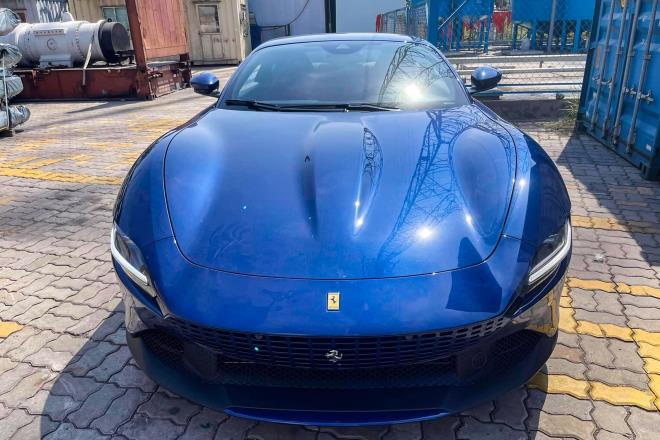 Ra mắt cuối năm 2019, Roma là dòng siêu xe mới nhất của Ferrari. Trong năm 2019, Ferrari ra mắt khá nhiều mẫu xe mới, gồm F8, SF90 Stradale và Roma. Chiếc Roma đầu tiên về Việt Nam có ngoại thất màu xanh dương đậm. Đây là màu sắc khá lạ lẫm trên những chiếc Ferrari tại Việt Nam.
