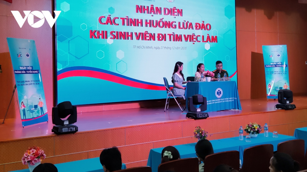 Trung úy Châu Đức Nhân và bà Trần Lê Thanh Trúc chia sẻ với sinh viên về các hình thức lừa đảo khi đi xin việc tại một hội thảo.  