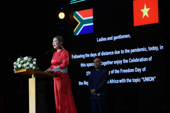 Bà Đỗ Thị Kim Liên phát biểu tại buổi Lễ kỷ niệm Quốc khánh Cộng hòa Nam Phi.