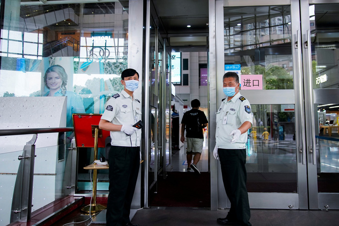 Bảo vệ kiểm tra y tế bên ngoài một trung tâm mua sắm ở Thượng Hải - Trung Quốc vào ngày 10-8 Ảnh: REUTERS