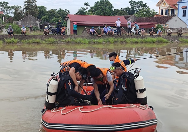 Đến sáng nay (13/8), lực lượng đã được huy động thêm, dùng cả xuồng cao su để tìm kiếm các nạn nhân mất tích.