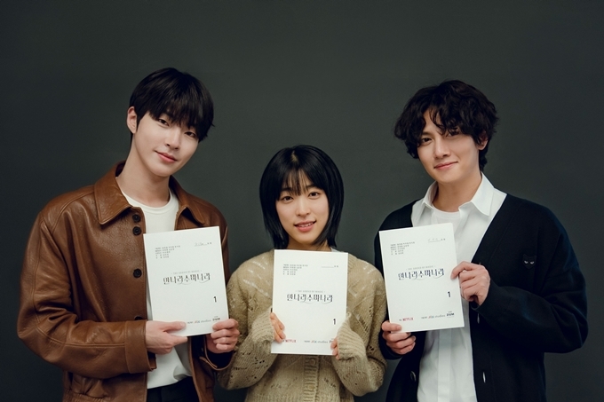 Ji Chang Wook, Choi Sung Eun và Hwang In Yeop (từ phải qua) trong buổi đọc kịch bản The Sound of Magic hồi tháng 5.