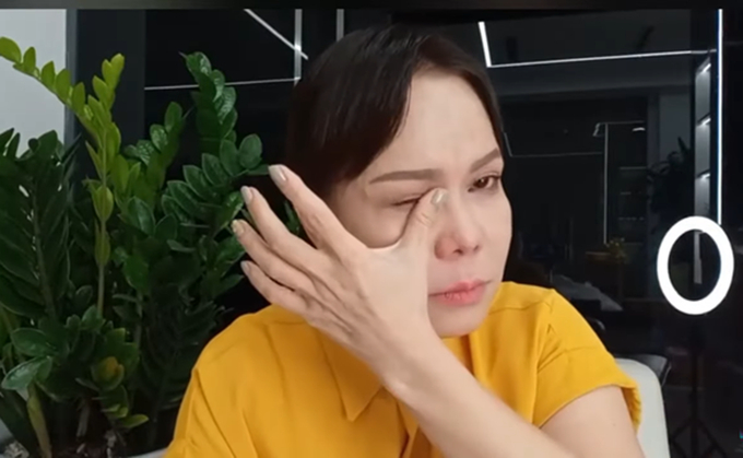 Việt Hương khóc trong livestream.