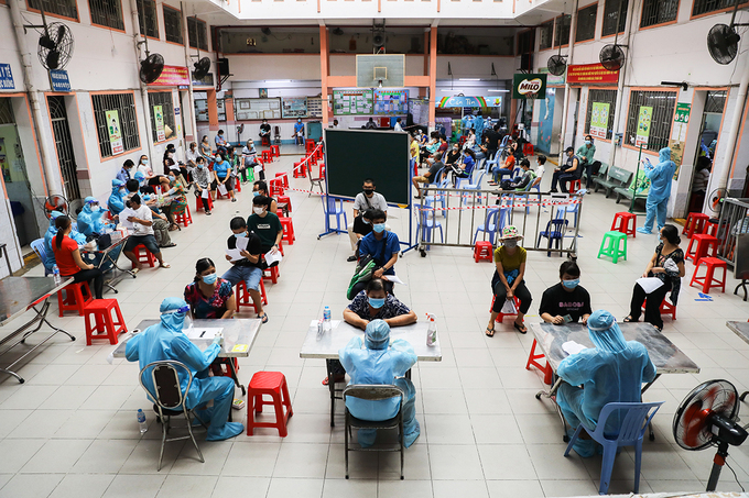 Người dân tiêm vaccine tại điểm tiêm ở quận 11, ngày 2/8. Ảnh: Quỳnh Trần
