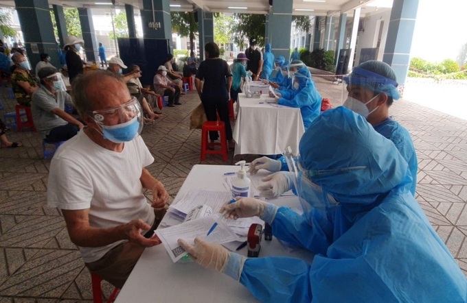 Người trên 65 tuổi khám sàng lọc trước khi tiêm tại quận Phú Nhuận, ngày 7/8. Ảnh: UBND quận Phú Nhuận