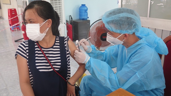Một phụ nữ ở huyện Cần Giờ được tiêm vaccine. Ảnh: UBND huyện Cần Giờ