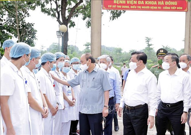 Chủ tịch nước Nguyễn Xuân Phúc thăm hỏi các nhân viên y tế làm việc cơ sở thu dung, điều trị bệnh nhân Covid-19 của Bệnh viện Đa khoa Hà Đông tại phường Hoàng Liệt, quận Hoàng Mai.