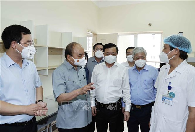 Chủ tịch nước Nguyễn Xuân Phúc tặng quà các nhân viên y tế làm việc cơ sở thu dung, điều trị bệnh nhân Covid-19 của Bệnh viện Đa khoa Hà Đông tại phường Hoàng Liệt, quận Hoàng Mai.