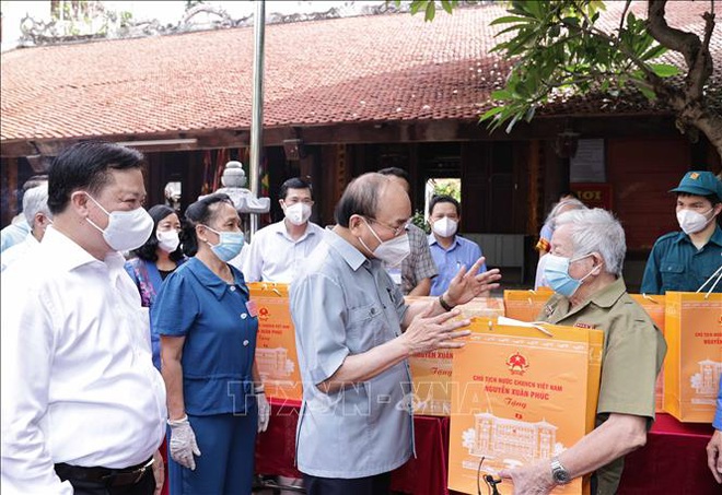 Chủ tịch nước Nguyễn Xuân Phúc thăm hỏi, động viên khu dân cư thực hiện tốt 