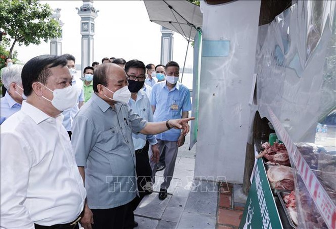 Chủ tịch nước Nguyễn Xuân Phúc kiểm tra điểm cung ứng nhu yếu phẩm phục vụ nhân dân tại phường Bạch Đằng, quận Hai Bà Trưng, Hà Nội.