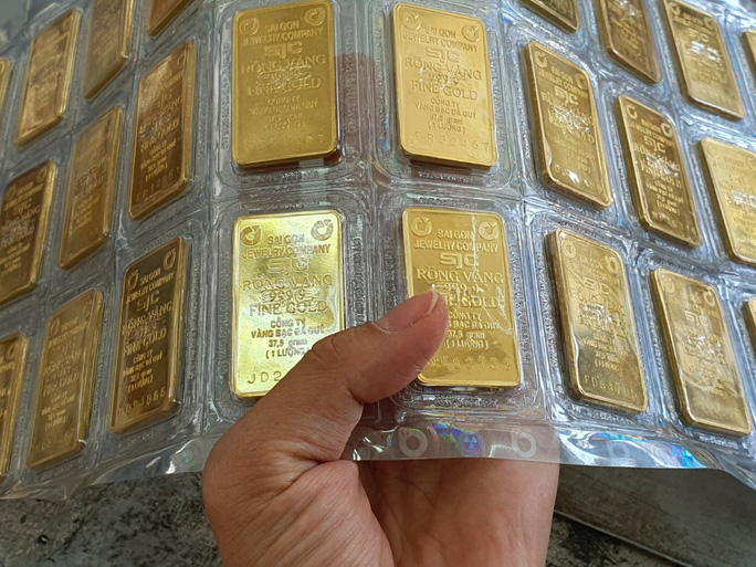 Giá vàng hôm nay ở thị trường trong nước đang cao hơn giá vàng thế giới khoảng 8 triệu đồng/ượng