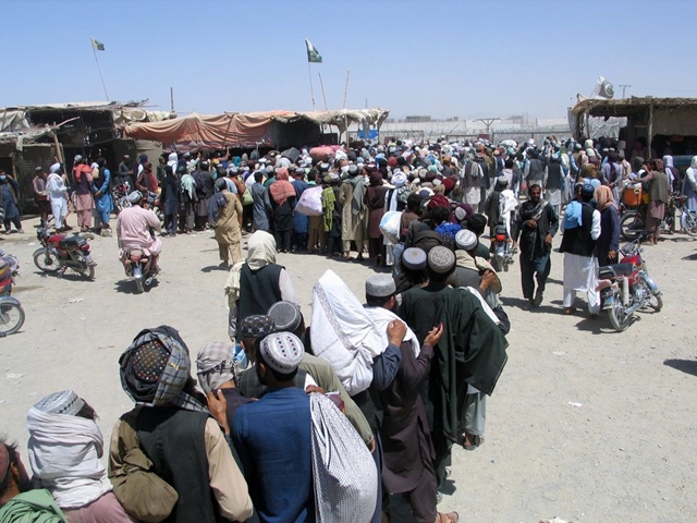 Người dân chờ nhập cảnh Afghanistan tại cửa khẩu hữu nghị trên biên giới Afghanistan - Pakistan ở thị trấn Chaman, Pakistan, ngày 13/8. Ảnh: Reuters.