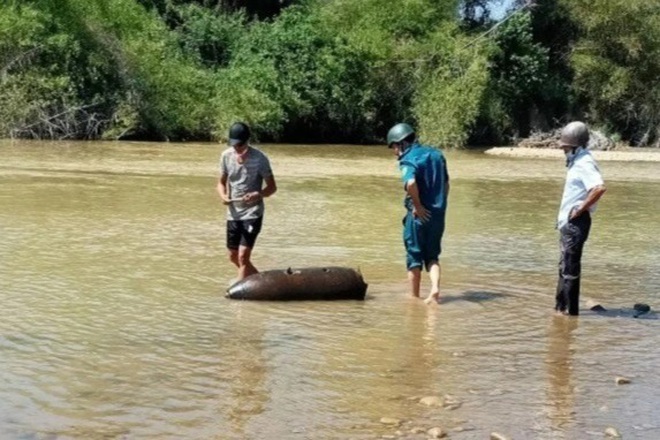 Quả bom được phát hiện trên sông Trà Khúc đoạn chảy qua địa bàn xã Tịnh Sơn, huyện Sơn Tịnh, tỉnh Quảng Ngãi.