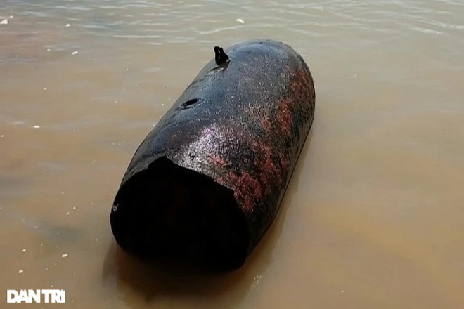 Người dân xã Tịnh Sơn thường xuyên phát hiện bom mìn còn sót lại sau chiến tranh dưới lòng sông Trà Khúc.