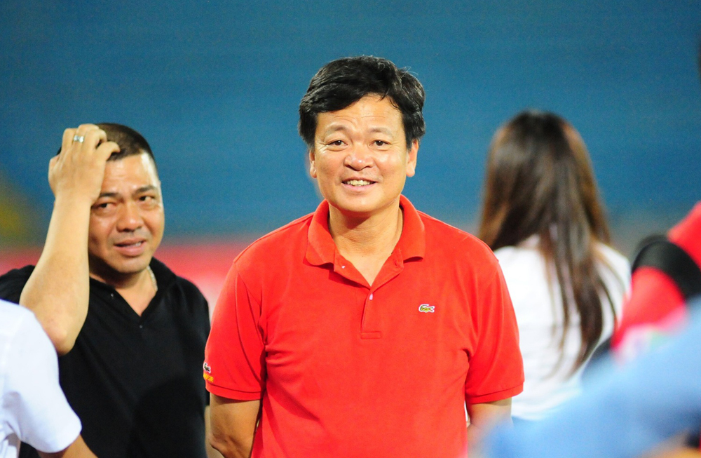  Ông Văn Trần Hoàn (áo đỏ) được UBND Hải Phòng giao quản lý đội bóng từ tháng 4/2021. Ảnh: Công Dụng.