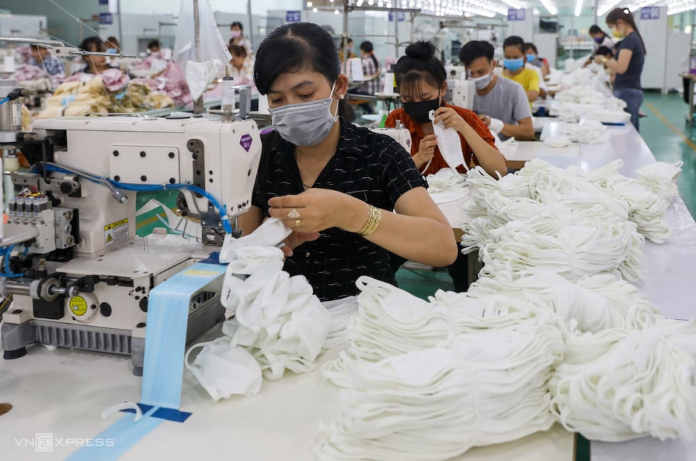 Công nhân một nhà máy may mặc tại Long An sản xuất khẩu trang, thời điểm trước giãn cách xã hội. Ảnh: Quỳnh Trần