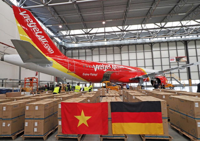 Các lô hàng thiết bị y tế được tiếp nhận tại Đức, trước khi đưa lên tàu bay Vietjet chở về Việt Nam (ảnh: Ánh Dương)