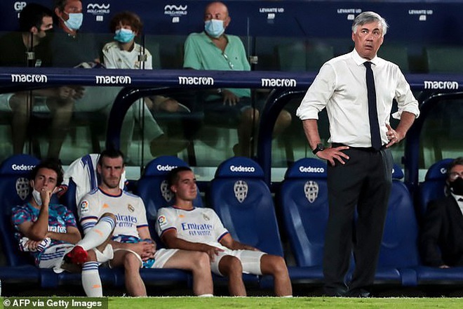Nỗi thất vọng của HLV Ancelotti khi Real Madrid chia điểm với Levante.