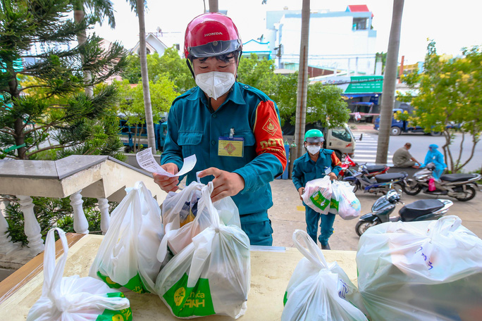 Lực lượng dân quân đi chợ hộ cho người dân quận 8